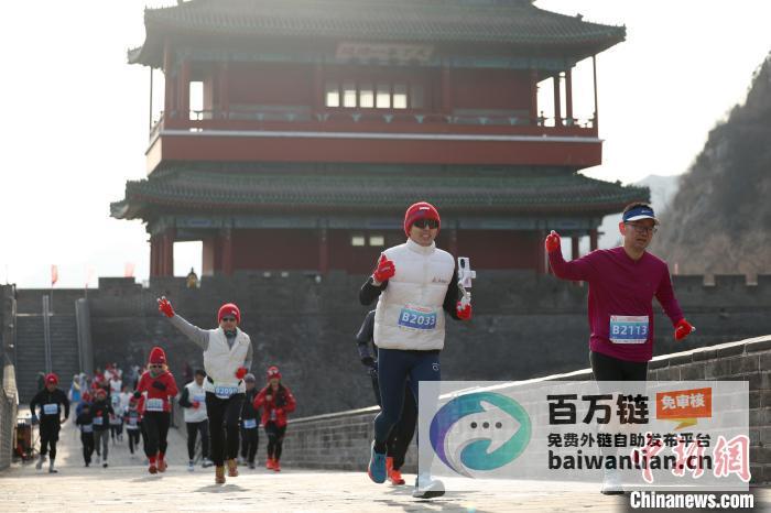 北京民众登长城迎新年 欢度佳节登高望远 (北京民众集团)